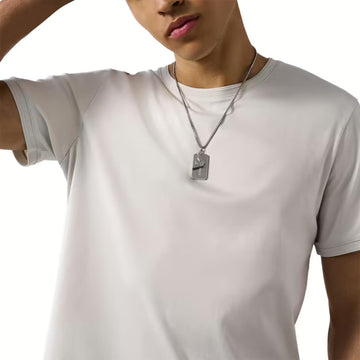 Ανδρικό κολιέ Emporio Armani EGS3167040 με ατσάλινη αλυσίδα σε ασημί χρώμα και κρεμαστό μοτίφ ταυτότητα σε ασημί χρώμα, φορεμένο.